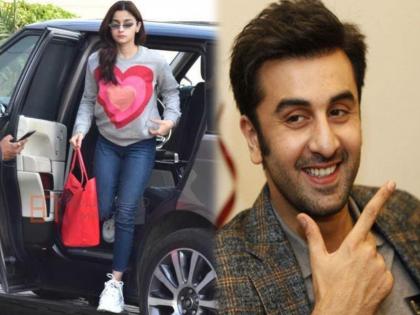 Alia bhatt reaches new delhi to spend time with ranbir | बॉयफ्रेंड रणबीर कपूरला भेटायला दिल्लीला पोहोचली आलिया भट, एअरपोर्टवर झाली स्पॉट