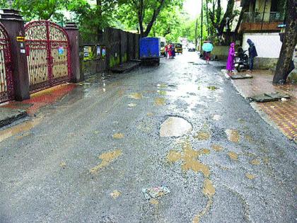 Plastic masonry road in raigad, bad road | प्लॅस्टिकमिश्रीत रस्त्याची चाळण