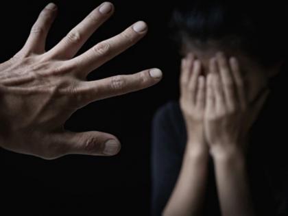 Doctor rapes 19-year-old girl for treatment Shocking incident in Pune | उपचारासाठी आलेल्या 19 वर्षीय तरुणीवर डॉक्टरचा बलात्कार; पुण्यातील धक्कादायक घटना