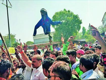 Citizens are angry due to rape on girls : Morcha at Lakadganj police station | चिमुकल्या मुलींवरील बलात्कारामुळे नागरिक संतप्त : लकडगंज ठाण्यावर मोर्चा