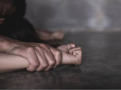 Innocent girl raped taking advantage of being alone at home | घरात एकटी असल्याचा फायदा घेत भोळसर मुलीवर अत्याचार