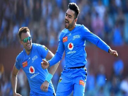 rashid khan danced the ball on the pitch the batsman daniel christian lost senses pavilion without seeing the umpire video | Video : राशिद खान रॉक्स, बॅट्समन शॉक्स; अफगाण खेळाडूच्या फिरकीपुढे अंपायरचा निर्णयही पाहिला नाही