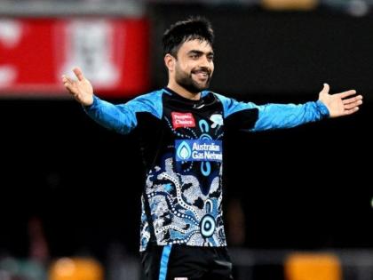 BBL 2022 : Rashid Khan's magnificent 6-wicket haul helps Adelaide Strikers to beat Brisbane Heat by 71 runs, Watch Video  | Rashid Khan 6 runs 6 wickets : IPL 2022 Auction आधी राशीद खाननं धुरळा केला, BBLच्या लढतीत मोठा पराक्रम गाजवला; घेतल्या ६ धावांत ६ विकेट्स, Video