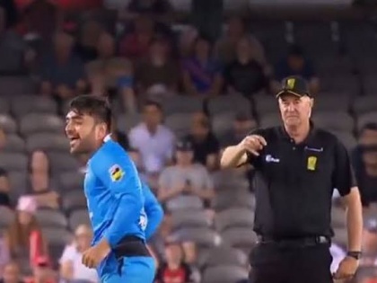 cricket umpire did 'this' action without giving out; The batsman had a different fear | पंचांनी आऊट न देता केली 'ही' कृती; फलंदाजाला वाटली होती वेगळीच भिती