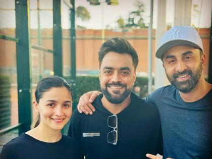 Afghanistan cricketer rashid khan met ranbir kapoor and alia bhat in new york clicks photo | रणबीर-आलियासोबत राशिद खानने काढला फोटो, बॉलिवूड कलाकारांना भेटून क्रिकेटपटू खूश