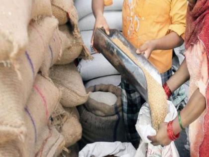 Three months of ration food grains will be available only in June; State government's decision | रेशनवरील तीन महिन्यांचे धान्य जूनमध्येच मिळणार; राज्य सरकारचा निर्णय Three months of ration food grains will be available only in June; State government's decision | रेशनवरील तीन महिन्यांचे धान्य जूनमध्येच मिळणार; राज्य सरकारचा निर्णय