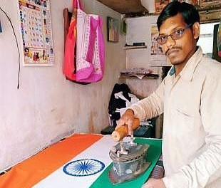 He has been doing free ironing of the national flag for the last fifteen years | गेल्या पंधरा वर्षांपासून 'तो' करतोय राष्ट्रध्वजाची मोफत इस्त्री