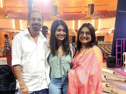 rasika sunil comeback in theatre working in marathi natak shared post for her mother | "आईने आजपर्यंत बॅकस्टेज जाऊन...", रसिका सुनीलचं रंगभूमीवर कमबॅक; शेअर केली पोस्ट