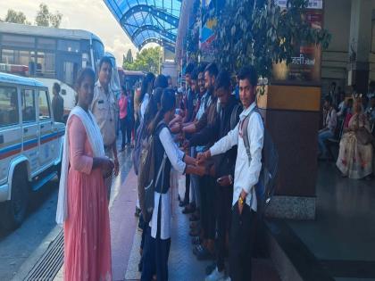 Brother...protect your sisters in the crowd; Rakhi tied to youths at Karad bus stand | भावा...गर्दीत कर बहिणींचं रक्षण; कऱ्हाड बसस्थानकात युवकांना बांधल्या राख्या