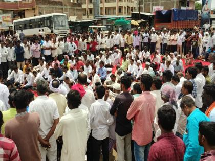 Latur-Zahirabad highway work is of poor quality; Strict closure at Aurad Shahajani | लातूर-जहिराबाद महामार्गाचे काम निकृष्ट दर्जाचे; औराद शहाजानी येथे कडकडीत बंद