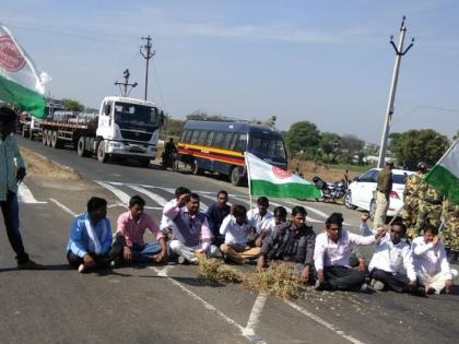 Swabhimani Shetkari Sanghatana's 'Rasta Roko' on the Aurangabad-Nagpur highway | औरंगाबाद-नागपूर महामार्गावर स्वाभीमानी शेतकरी संघटनेचा 'रास्ता रोको' 