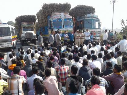  Farmers on the Golamiam check-up naka against excess realization: | जादा वसुलीविरोधात गुलीउंबर तपासणी नाक्यावर शेतक:यांचा रास्तारोको