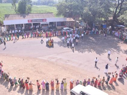 Block the women's way by the Blank Panther party at Kale | कळे येथे ब्लँक पँथर पक्षातर्फ़े महिलांचा रास्ता रोको