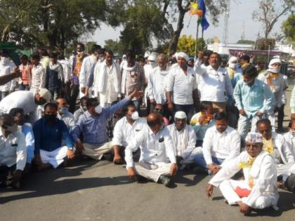 Bharat Bandh: Rasta-Rocco movement at Washim | Bharat Bandh : वाशिम येथे रास्ता-रोको आंदोलन 