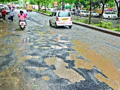 Due to the potholes, crossing of potholes, pits in pimple Saudagar | खड्ड्यांमुळे रस्त्यांची चाळण, पिंपळे सौदागरमध्ये जीवघेणे खड्डे