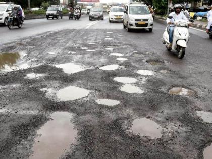 12 thousand potholes on the roads in mumbai in two months | मुंबईतील रस्त्यांवर दोन महिन्यांत १२ हजार खड्डे! ९ दुय्यम इंजिनीअर्सना महापालिकेने बजावल्या नोटिसा