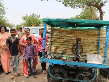 When Minister yashomati Thakur convoy stops at Raswanti on the road | जेव्हा मंत्री यशोमती ठाकूर यांचा ताफा रस्त्यावरील रसवंतीवर थांबतो