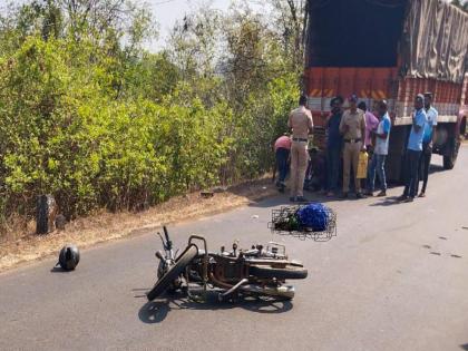 A two wheeler collided with a truck, a woman from Talwade died on the spot | ट्रकला दुचाकीची जोराची धडक, तळवडेच्या महिलेचा जागीच मृत्यू