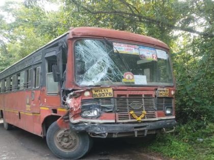 A bus collided with an ST bus at Umrath Ghadewadi in Guhagar taluka, 16 injured | Accident: एसटी बसला आरामबसची धडक, १६ जखमी; अपघातानंतर आराम बसचा चालक पसार