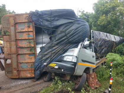 Truck overturns on Tempe at Bhatye, Tempe driver dies | Accident: भाट्ये येथे टेम्पाेवर ट्रक पलटला, टेम्पाेचालकाचा दुर्दैवी मृत्यू