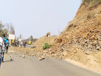 landslide collapsed in Parashuram Ghat on the Mumbai-Goa highway | Ratnagiri News: परशुराम घाटात दरड कोसळली; काही वेळातच वाहतूक पूर्ववत 