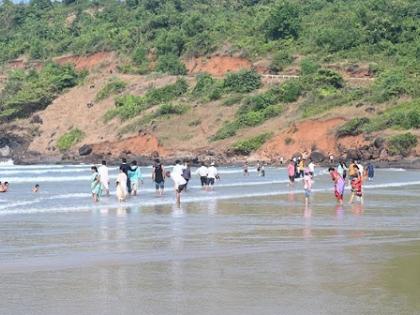 Banned at Ganpatipule Tourists Kazirbhati beach | गणपतीपुळेत बंदी, पर्यटकांनी काजीरभाटी समुद्रकिनारी लुटला मनसोक्त आनंद