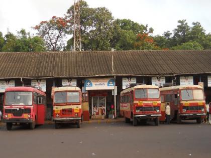 As soon as the domestic Ganesha is immersed, Mumbaikars start their return journey, 165 extra trains of ST depart from Ratnagiri; Crowd of passengers | मुंबईकर निघाले परतीला, रत्नागिरीतून एसटीच्या १६५ जादा गाड्या रवाना; प्रवाशांची गर्दी