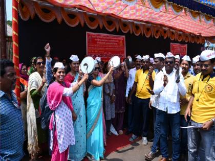 Old pension scheme: the strikers protested the government by banging thali In Ratnagiri | जुनी पेन्शन योजना: रत्नागिरीत संपकऱ्यांनी थाळीनाद करून केला शासनाचा निषेध