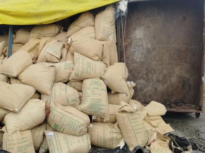 Nanded: Truck overturns and smuggling exposed, 650 bags of ration for the poor fall on the road | Nanded: ट्रक उलटला अन् तस्करी उघडकीस आली, गरिबांच्या रेशनची ६५० पोते रस्त्यावर पडली