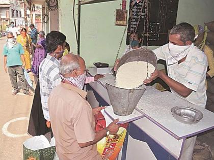 who take free ration sold 200 crore grains to the govt in up | धक्कादायक! मोफत धान्य घेणाऱ्यांचा ‘डबल गेम’; सरकारलाच पुन्हा विकले २०० कोटींचे रेशन