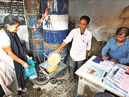 The strike of ration shopkeepers finally ended | रेशनदुकानदारांचा संप अखेर मिटला