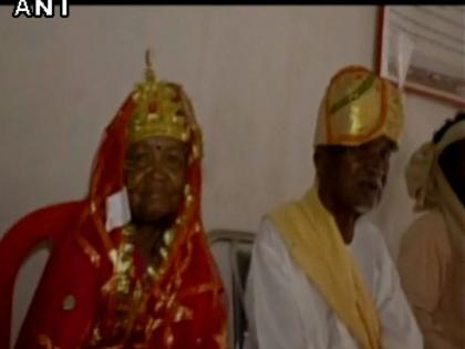 Awesome wedding! 75 year old husband and 70 year old woman | अजब लग्नाची गजब गोष्ट ! 75 वर्षांचा नवरा तर 70 वर्षांची नवरी