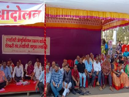 Project affected farmers protest in front of Ratnagiri Collectorate | प्रकल्पबाधित शेतकऱ्यांचे रत्नागिरी जिल्हाधिकारी कार्यालयासमोर धरणे आंदोलन