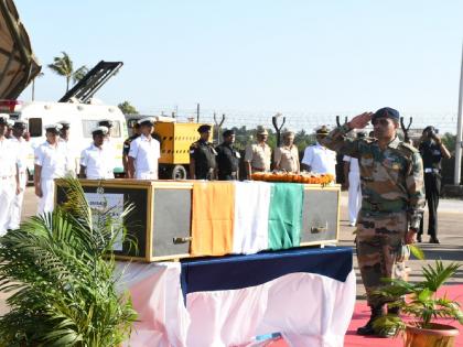 The body of Martyr Subedar Ajay Dhagale arrived in Ratnagiri, the district administration paid tributes | शहीद सुभेदार अजय ढगळे यांचे पार्थिव रत्नागिरीत दाखल, जिल्हा प्रशासनाने दिली मानवंदना