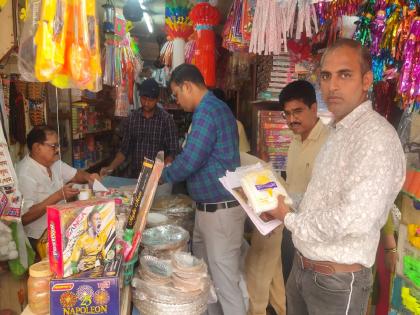 Ratnagiri Nagar Parishad strike action in Diwali shopping frenzy, Establishments using plastic fined | दिवाळी खरेदीच्या धामधुमीत रत्नागिरी नगर परिषदेची धडक कारवाई, प्लास्टिक वापरणाऱ्या आस्थापनांना केला दंड