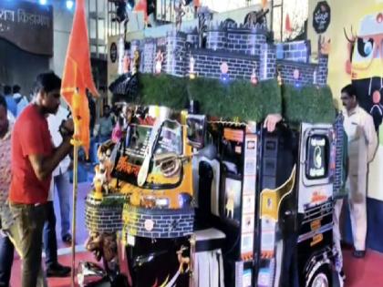 The rickshaw pullers of Kolhapur won the award of Ratnagiri Rickshaw Beauty and were awarded cash of 21 thousand and a medal | कोल्हापूरच्या रिक्षांनी पटकाविला ‘रत्नागिरी रिक्षा सुंदरी’चा बहुमान, रोख २१ हजार व सन्मानचिन्ह देवून गौरव 