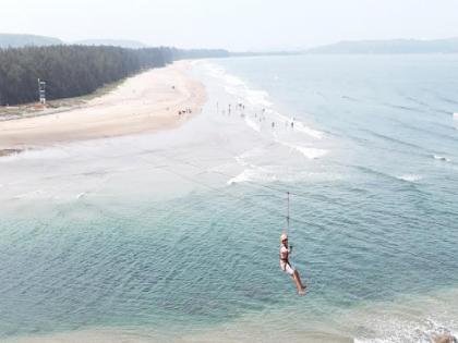 Beaches in Ratnagiri are the tourist attractions | रत्नागिरीतील समुद्रकिनारे ठरतायत पर्यटकांचे आकर्षण, वाॅटर स्पोर्ट्साठी पसंती