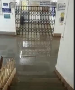 Water only in the district hospital, water in the hospital due to leakage | Cyclone Ratnagiri Hospital : जिल्हा रुग्णालयात पाणीच पाणी, गळतीमुळे रुग्णालयात पाणी