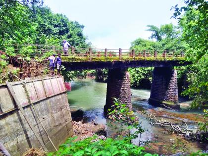 Ratnagiri: The bridge pillar on the Sapchalingi river collapsed, traffic stopped | रत्नागिरी : सप्तलिंगी नदीवरील पुलाचा खांब ढासळला, वाहतूक बंद