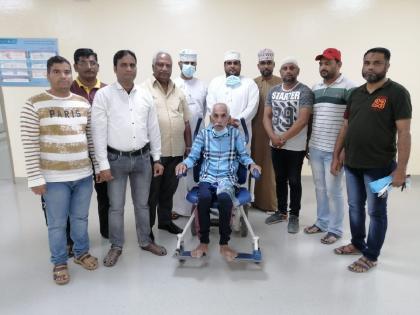 Iqbal Pawaskar, stranded in Oman, returned home after 27 years | ओमानमध्ये अडकून पडलेले इकबाल पावसकर २७ वर्षानंतर मायदेशी