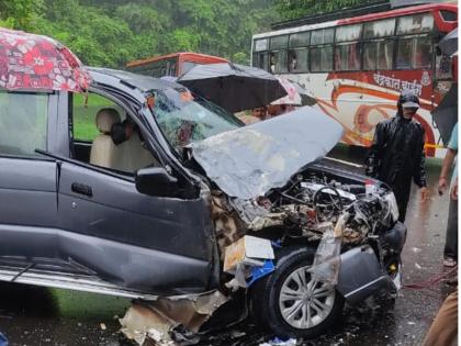 Terrible accident of bus and Tavera train on Devrukh-Sangameshwar road | देवरुख-संगमेश्वर मार्गावर बस अन् तवेरा कारची जोरदार धडक; दर्शनी बाजू चक्काचूर, चालक गंभीर जखमी