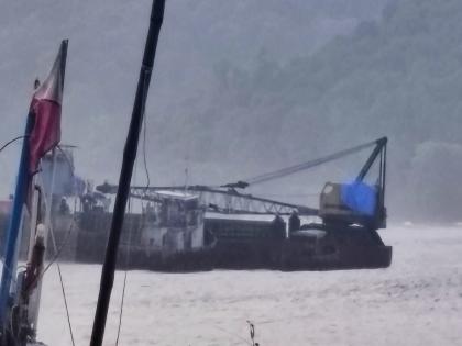 Suspicious barge, boat spotted in sea in front of Finolex Jetty in Ratnagiri Security agencies in a state of panic | Ratnagiri: समुद्रात एक संशयास्पद बार्ज दिसली, सुरक्षा यंत्रणांमध्ये खळबळ उडाली Suspicious barge, boat spotted in sea in front of Finolex Jetty in Ratnagiri Security agencies in a state of panic | Ratnagiri: समुद्रात एक संशयास्पद बार्ज दिसली, सुरक्षा यंत्रणांमध्ये खळबळ उडाली