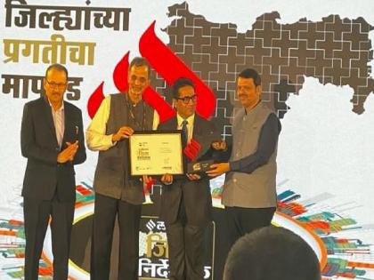 Ratnagiri district first in the state in various development indices, awarded to District Collector by Deputy Chief Minister Fadnavis | विविध विकास निर्देशांकात रत्नागिरी जिल्हा राज्यात प्रथम, उपमुख्यमंत्री फडणवीसांच्या हस्ते जिल्हाधिकाऱ्यांना पुरस्कार