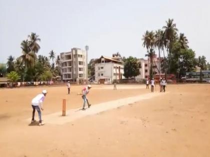 Video cricket match for blind student in ratnagiri | Video - आवाजावर खेळली ही मुले क्रिकेट!