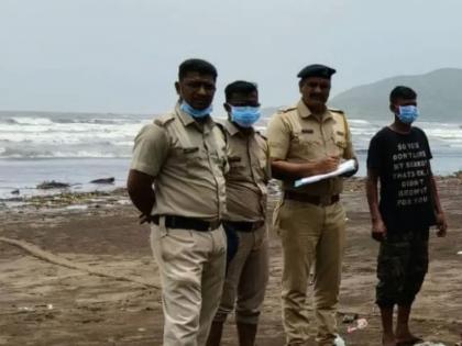 Bodies found at two places on the beach in Dapoli | Ratnagiri: समुद्रकिनाऱ्यावर दोन ठिकाणी आढळले मृतदेह, दापोलीत खळबळ Bodies found at two places on the beach in Dapoli | Ratnagiri: समुद्रकिनाऱ्यावर दोन ठिकाणी आढळले मृतदेह, दापोलीत खळबळ