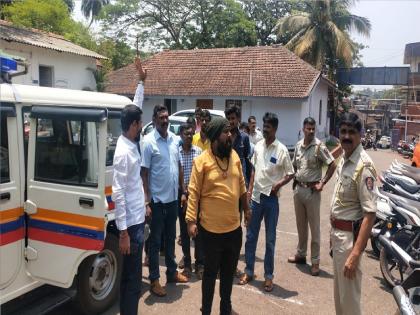 MNS activists chanting Hanuman Chalisa were stopped In Ratnagiri | hanuman chalisa: रत्नागिरीत हनुमान चालिसा म्हणणाऱ्या मनसे कार्यकर्त्यांना रोखले, पाेलिसांनी काहींना घेतलं ताब्यात