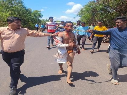 Ratnagiri residents beat up a young man who showed his love for Pakistan on his status | स्टेटसवर पाकिस्तान प्रेम दाखविणाऱ्या तरुणाला रत्नागिरीकरांनी दिला चोप, जिल्हा रुग्णालयात दंगा काबू पथक तैनात Ratnagiri residents beat up a young man who showed his love for Pakistan on his status | स्टेटसवर पाकिस्तान प्रेम दाखविणाऱ्या तरुणाला रत्नागिरीकरांनी दिला चोप, जिल्हा रुग्णालयात दंगा काबू पथक तैनात