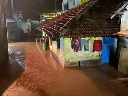 Many houses in the Ratnagiri vegetable market area were flooded | रत्नागिरी भाजीमार्केट परिसरातील अनेक घरातून पाणी शिरले