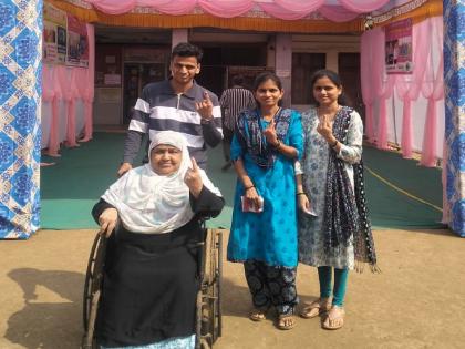 Local Body Election Voting: चार यंत्रे बिघडली; रत्नागिरी जिल्ह्यात सरासरी ६८.१४ टक्के मतदान Local Body Election Voting: चार यंत्रे बिघडली; रत्नागिरी जिल्ह्यात सरासरी ६८.१४ टक्के मतदान