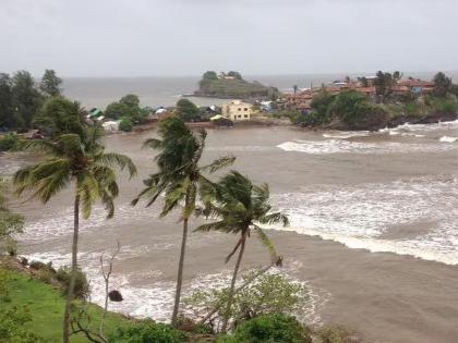 Ratnagiri: One way traffic on Aarewara Ganapatipule road, heavy rain with fair winds | Ratnagiri: आरेवारे गणपतीपुळे मार्गावर एकेरी वाहतूक, मुसळधार पावसासह साेसाट्याचे वारे